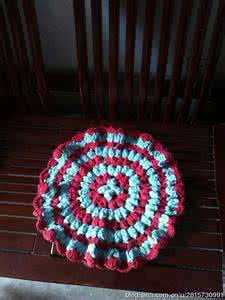 钩针旧衣服勾地毯视频 旧衣服改造成漂亮坐垫 旧物改造 漂亮的钩针...