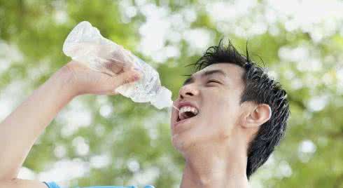 出汗有盐 夏季出汗多该不该多吃盐补钠