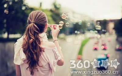 致伤害我的人经典语录 经典语录：致所有被爱情伤害，但依旧选择相信爱情的女人