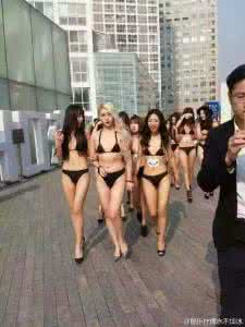 余文乐低调现身三里屯 北京三里屯再现低俗营销:裸女身贴广告纸游街|北京城事