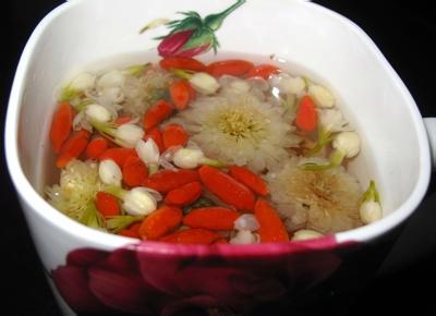 菊花枸杞茶 菊花枸杞茶防治老花眼 5大食疗方预防老花眼