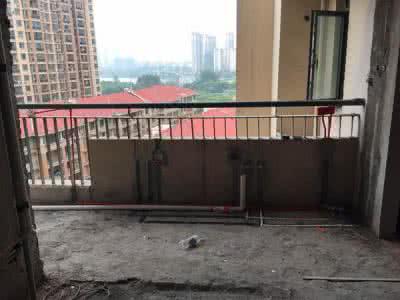 阳台的下水管要不要包 阳台铺水管要不要开槽?装修师傅说99%的人都做错了!