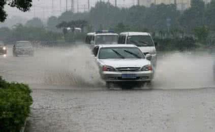 西安大雨积水 开车遇大雨积水咋办