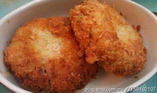 土豆肉饼 土豆肉饼---这个是煎熟的---土豆蒸熟，捣成土豆泥，加入面粉，和成面团---包入肉馅---抹油，蘸上芝麻---油煎即可---香香香