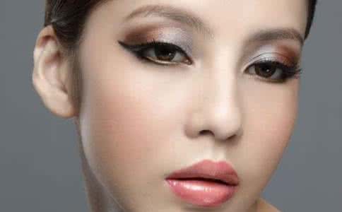 化妆技巧 化眼妆不容脱妆的化妆技巧
