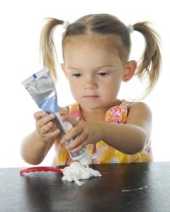 从挤牙膏看性格 从挤牙膏看孩子的性格