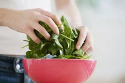 菠菜扔进洗衣机 她随手把菠菜扔进洗衣机里，第二天老公惊呆了