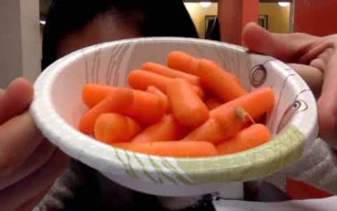 胡萝卜生吃有营养吗 胡萝卜生吃有营养吗 胡萝卜能生吃吗？胡萝卜生吃有营养价值吗