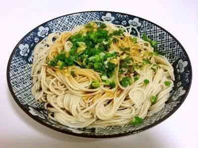 葱油饼的家常做法 葱油面的家常做法 轻松学会这道家常美食