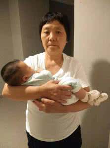 新生儿抱宝宝的姿势图 【新生儿正确抱起姿势】宝宝这样抱，一分钟止哭！