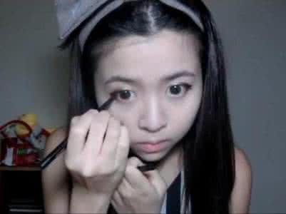 化妆怎么遮黑眼圈 咬唇妆怎么画 外出妆 约会妆 教学 咬唇妆 遮黑眼圈 视频教学