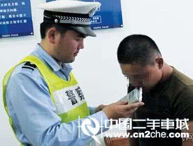 司机隔夜酒驾闯灯 最讲礼貌酒驾司机 最讲礼貌酒驾司机 主动认错也难逃惩罚