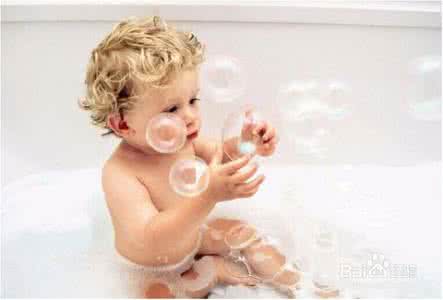新生婴儿怎么洗澡 新生婴儿怎么洗澡 新生婴儿多久能洗澡？这样洗宝宝更喜欢