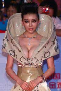 女明星内急忍不住 内衣兜不住胸器 这些女星以不穿内衣为美