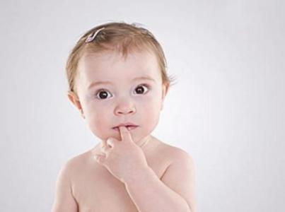 宝宝咬指甲是怎么回事 宝宝总爱啃指甲是怎么回事