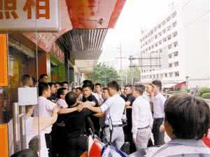 家家顺和q房网哪个好 q房网跟家家顺那个好 Q房网员工上门暴打家家顺员工