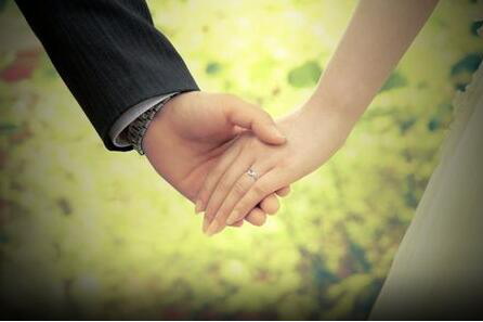 男人爱一个人的小动作 约会时的14个小动作 暴露男人内心