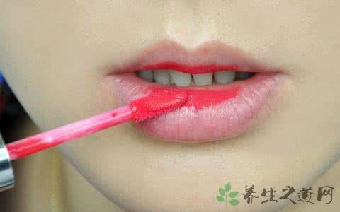 唇彩过期了还能用吗 唇彩过期了还能用吗？如何选择唇彩