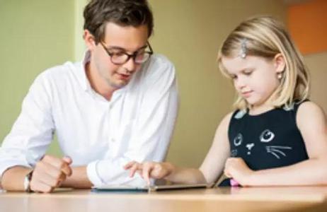 家庭教育三个关键词 家长的自我教育是家庭教育成败的关键