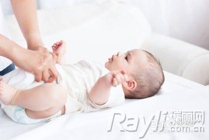 给宝宝换尿不湿视频 给宝宝换尿不湿视频 什么时候该给宝宝换尿不湿