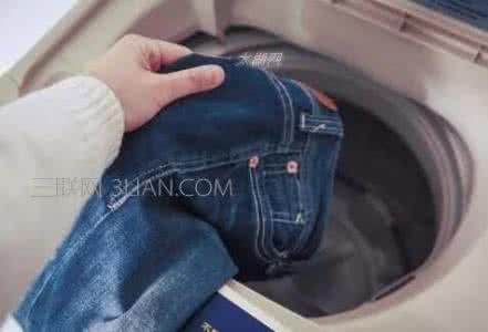 黑牛仔裤怎么洗不掉色 牛仔裤怎么洗不褪色