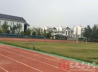 杭州外国语学校 杭州外国语学校现“毒草坪” 女生数月不来例假