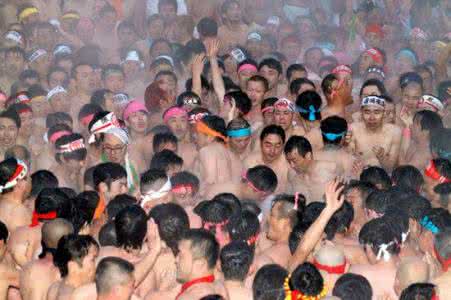 要想千人头上走配图 要想千人头上过,须向万人脚底行