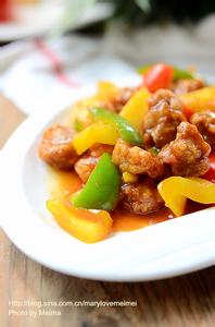 菠萝酸甜排骨的做法 【菠萝咕咾肉】清香、诱人、酸甜，特别讨人的喜欢，尤其是没食欲的夏天用它做开胃菜一定错不了~