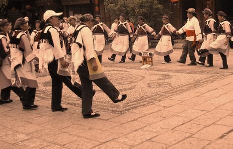 纳西族舞蹈 纳西族舞蹈 纳西族特有舞蹈“哦热热”和“芦笙舞”咋跳