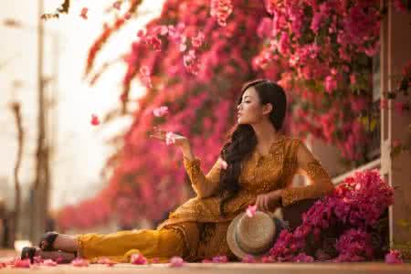 叹流水兮落花伤 相思曲尽秋风起，只叹落花难寻回