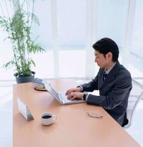 男性腿粗 坐办公室腿粗发胖 办公室男性如何避免发胖