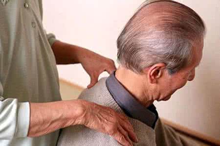 老年人颈椎病头晕 总是头晕的老年人要防颈椎病