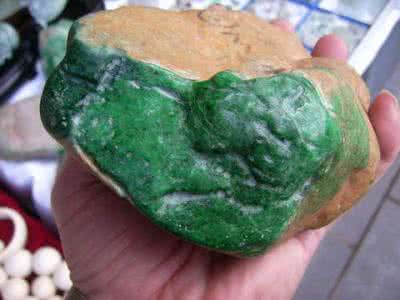 翡翠原石怎么挑选 挑选翡翠原石 翡翠原石挑选要注意哪些