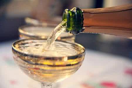 醉酒后吐的厉害怎么办 醉酒后吃什么食物最解酒