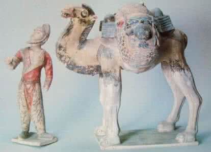唐三彩骆驼载乐俑 唐三彩与唐诗--胡儿掣骆驼