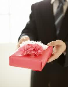 订婚送什么礼物好 订婚礼物 订婚礼物送什么好