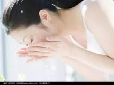 女子坚持3年蛋清洗脸 女子一个月没洗脸，意外发生了......