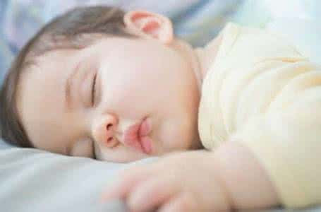 宝宝睡觉前半夜出汗 小孩晚上睡觉出汗