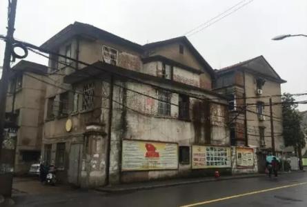 老旧别墅拆除重建审批 老旧房惊变绝美别墅,这邻居不得羡慕死了?