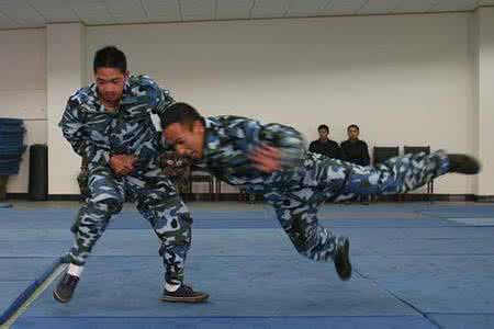 擒拿格斗教学视频20招 擒拿格斗教学视频 擒拿格斗之擒打连环一二式冲拳击肋和冲拳击面