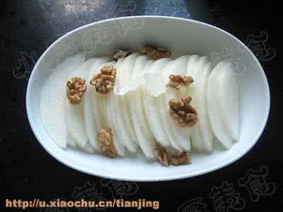 冰糖核桃仁的做法 春末润肺甜品【核桃仁冰糖蒸梨】