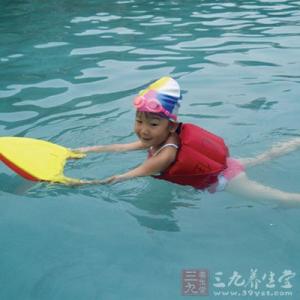 学游泳先学哪种泳姿 怎样学游泳 4大泳姿如何学