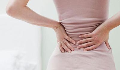 女人晚上睡觉腰部酸痛 腰部疼痛的原因 女人腰部酸痛的五大因素