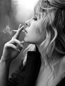 女性更年期早期症状 女性吸烟的危害 吸烟的危害 女性不想早早进入更年期就别吸烟