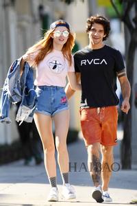 夏天牛仔短裤配什么鞋 拥有一条牛仔短裤的夏天才不会无聊 这些搭配穿出新意~~