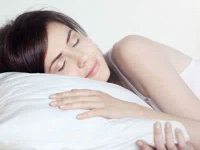 妇女早晨醒来出汗 早晨醒来出汗怎么回事 早晨醒来第一件事该干什么?真的很重要