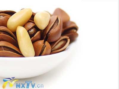 轻身延年 轻身延年生乌发 冬季吃松子4大功效