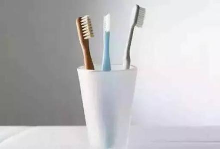 旧牙刷千万不要扔 旧牙刷千万不要扔, 她用打火机轻轻一烧, 没想到奇迹出现了·······