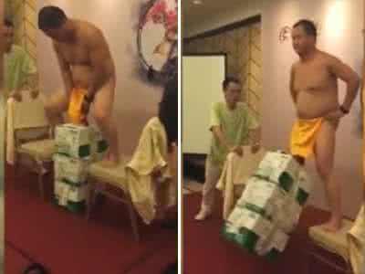 打开的纸箱 男子路边见一纸箱，打开时，他简直不敢相信看见了什么