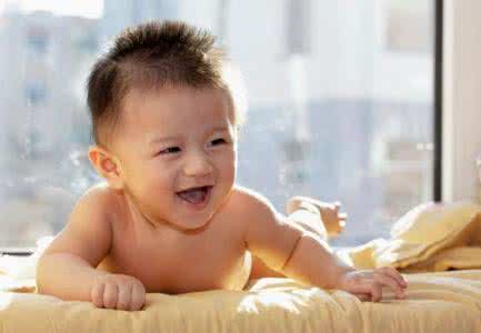 新生儿晒太阳姿势图片 新生儿晒太阳注意事项